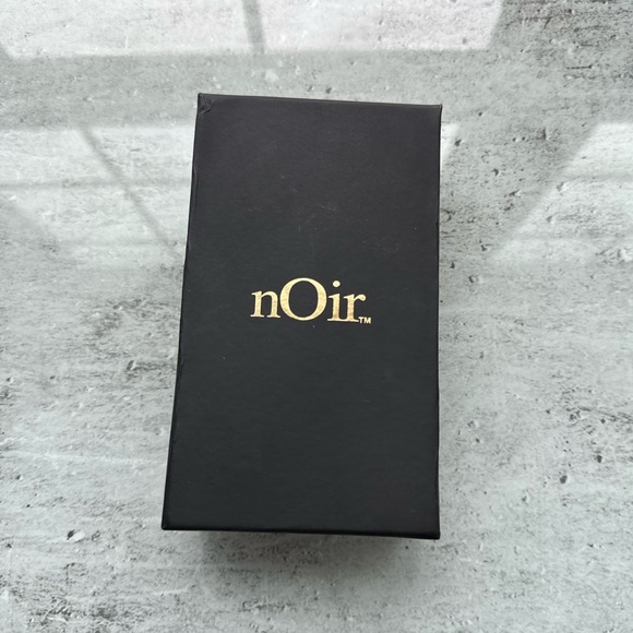 CLEARANCE: nOir Sparkling Earring Set - flaw in 1 out of the 4 earrings - Picture 4 of 9